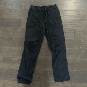 Athleta black trekkie utility cargo pant